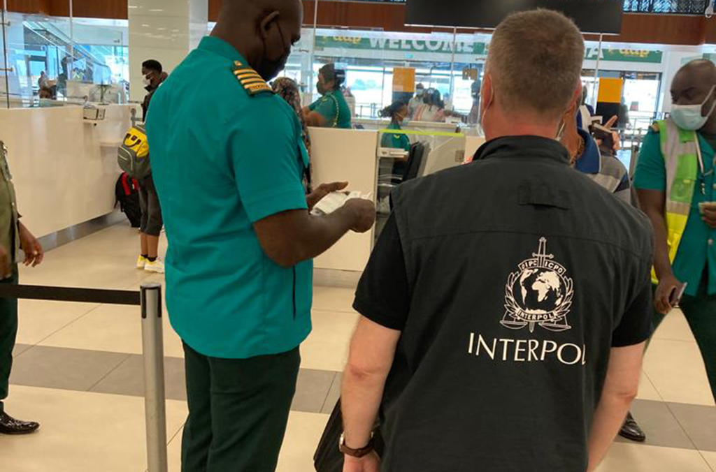 La vérification de noms et de passeports dans les bases de données d’INTERPOL a permis d’obtenir une concordance avec une notice rouge.